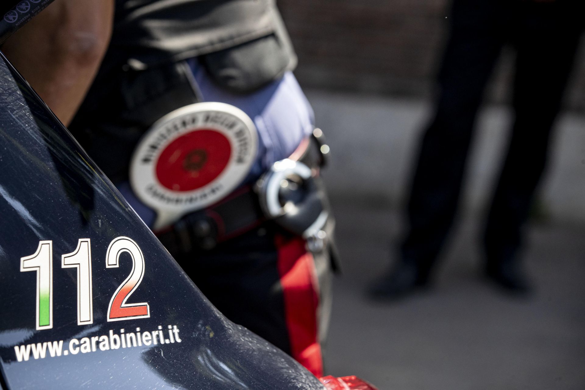 Lascia l’auto per non guidare ubriaco, multato mentre torna a casa a piedi