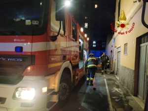 Incendio a Cornigliano, evacuato un intero palazzo: nove intossicati