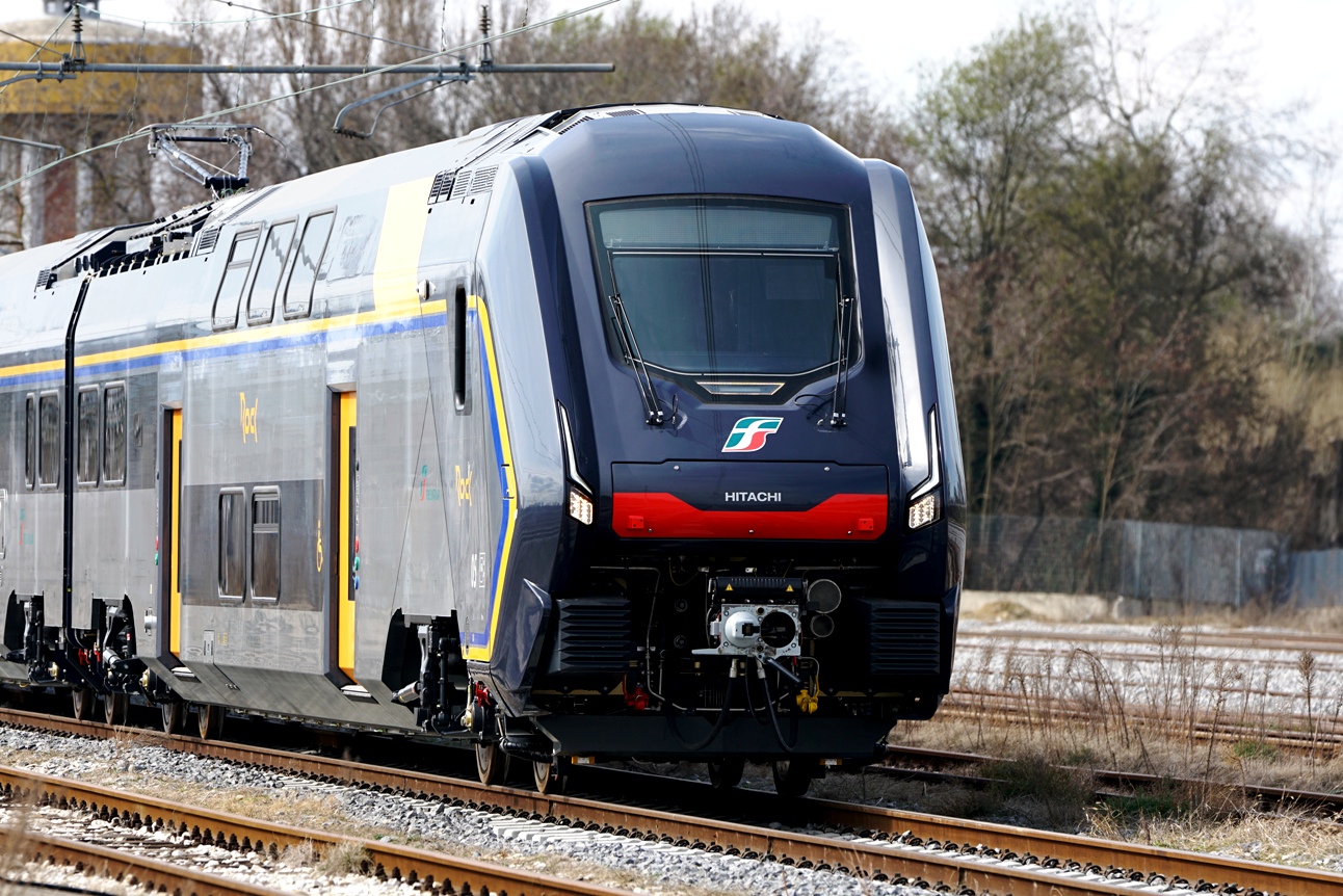 Treni, a gennaio scatta l'aumento del 2,5%: critiche dalle opposizioni in Regione