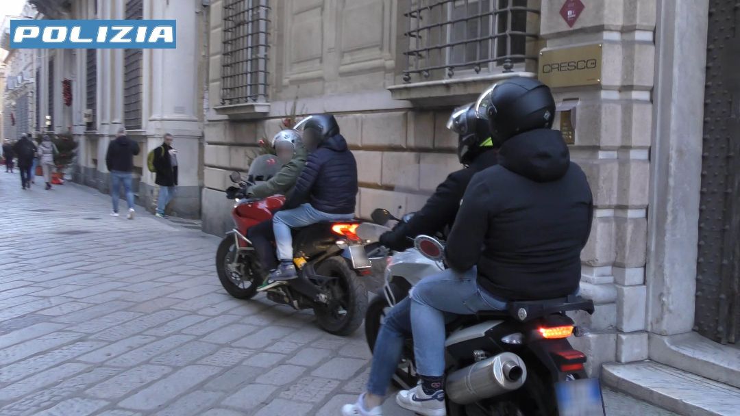 Rapina ai Giardini Luzzati: tre minorenni identificati e arrestati per l’aggressione di un ragazzo