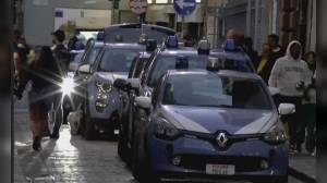 Genova: danneggiano portone e aggrediscono poliziotti, due denunciati