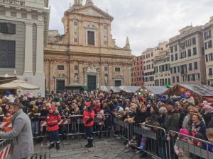 Genova celebra l’Epifania, la Befana arriva in piazza Matteotti nonostante la pioggia