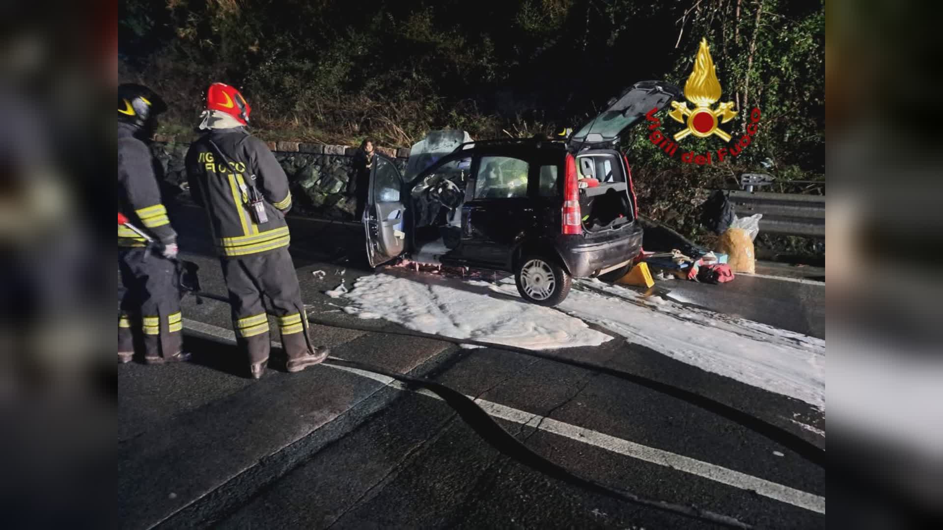 Genova: auto in fiamme in val Polcevera, rogo spento dai Vigili del fuoco