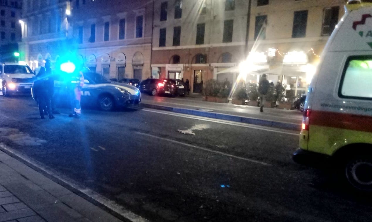 Genova, pedone travolto da taxi in via Gramsci: è grave