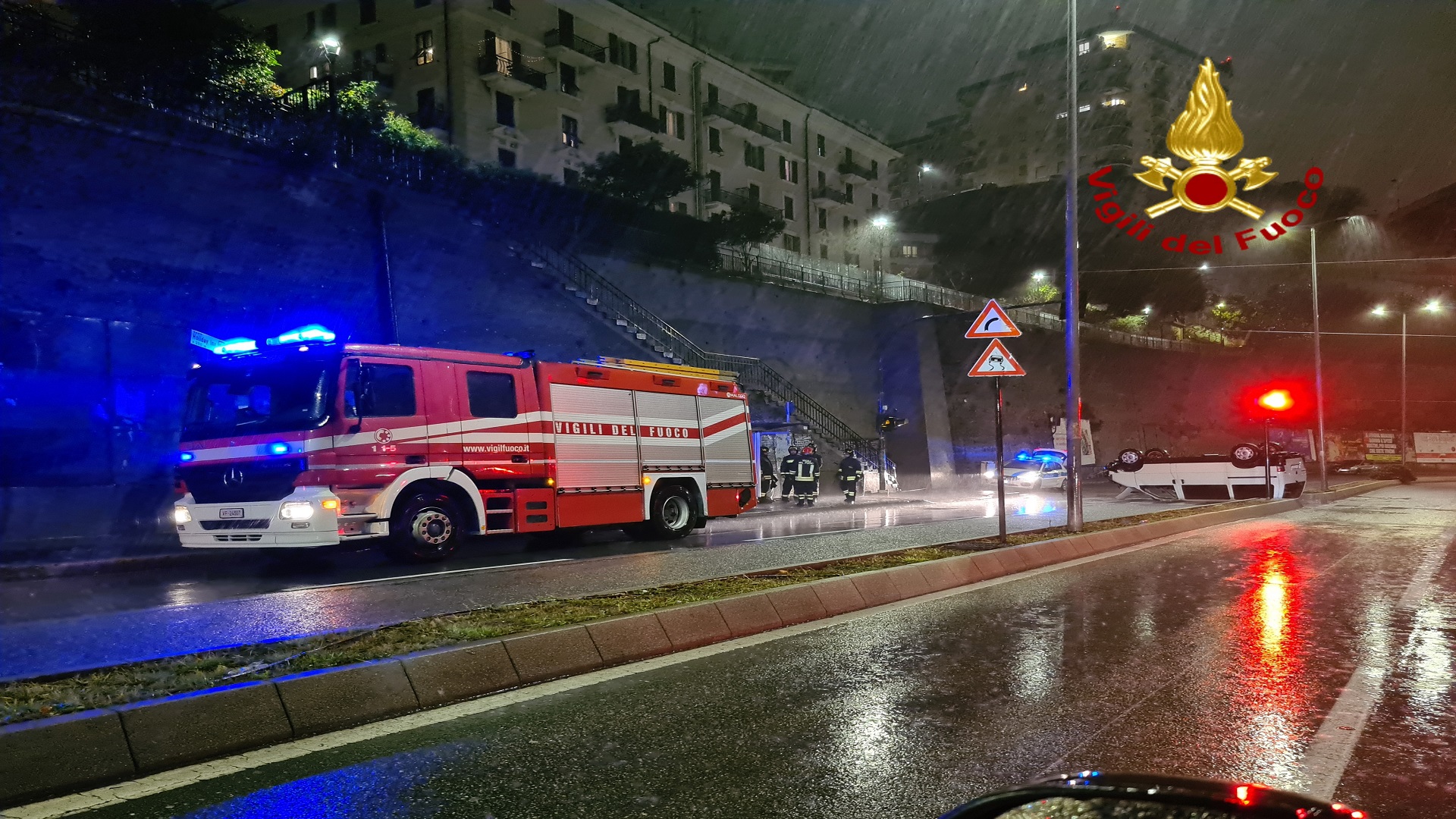 Genova, auto si ribalta in via Dino Col: illesi gli occupanti 