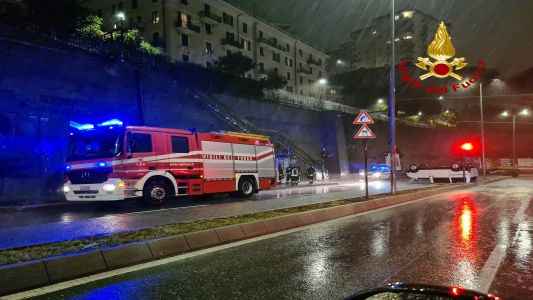 Genova, auto si ribalta in via Dino Col: illesi gli occupanti 