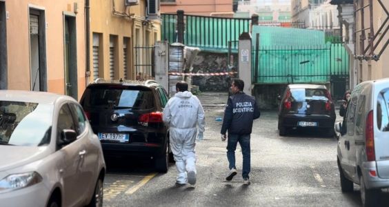 Tragedia a Sampierdarena, due sorelle cadono dal quarto piano: una muore, l'altra è grave