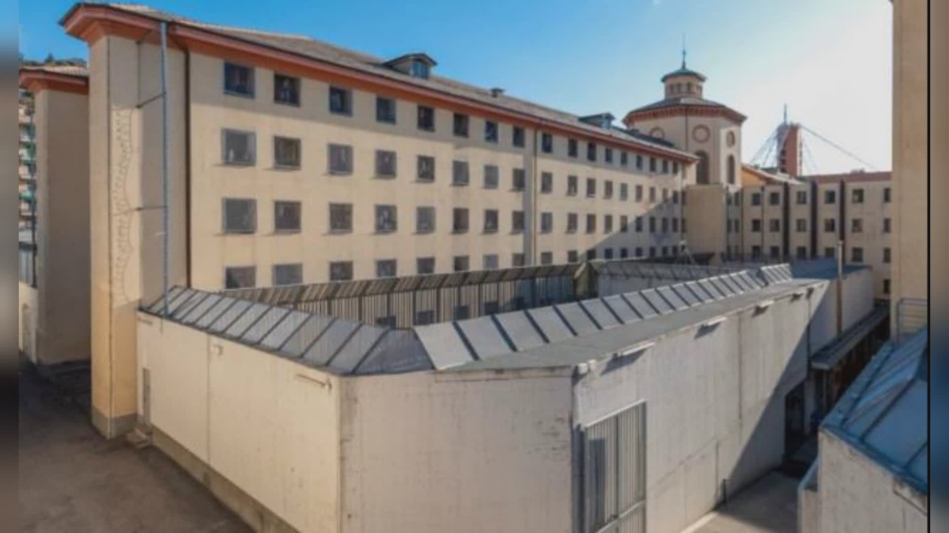 Genova: tenta evasione saltando dal muro del carcere su camion spazzatura, ripreso dagli agenti di custodia