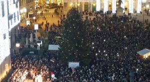 Genova, si spegne l’Albero a De Ferrari: oggi disallestimento di addobbi e luci 