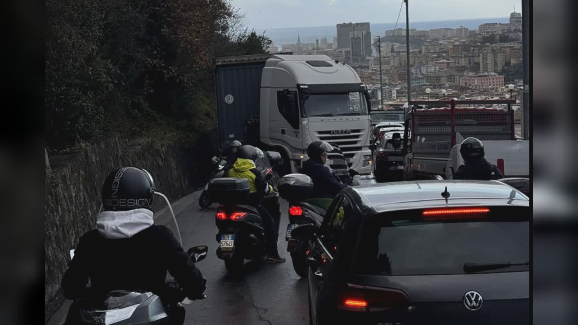 Genova, camion incastrato in via Bracelli: strada chiusa e traffico in tilt a Marassi