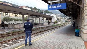 Albenga, controlli in stazione: 32enne arrestato per droga e possesso di arma illecita