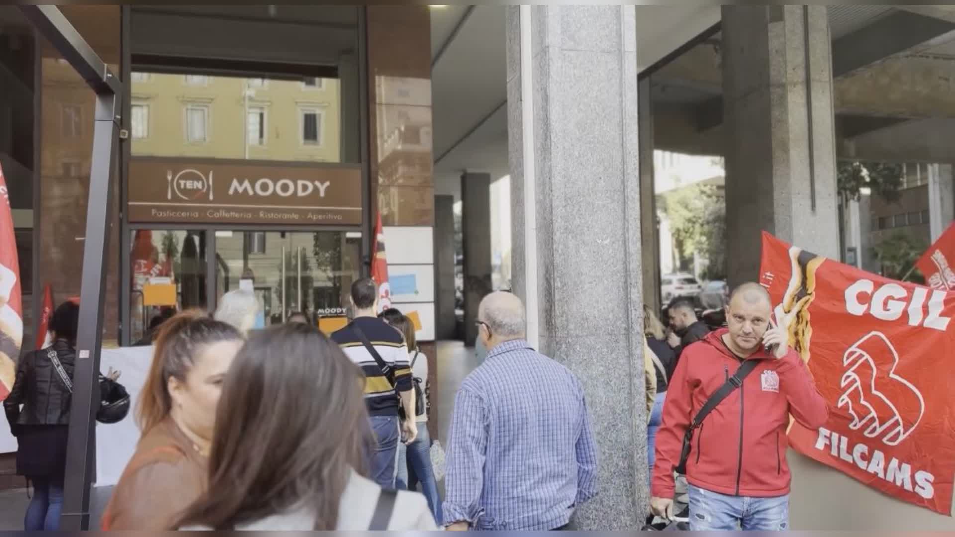 Lavoratori del Moody, incontro decisivo al Comune per salvare 26 posti di lavoro