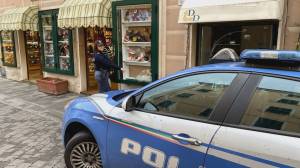 Furto in via Sestri a Genova: arrestati due uomini dopo aver infranto la vetrina di un bar