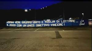 Sampdoria, la Sud sprona i giocatori, striscione esposto a Bogliasco: "2025 con un unico obiettivo: vincere"