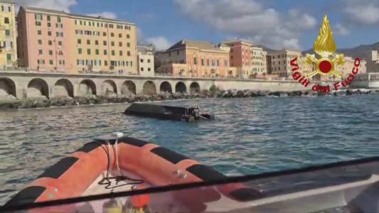 Genova: soccorso in mare a Pegli, capovolta barca dei servizi ecologici del porto, scafo recuperato e salvi i due a bordo (VIDEO)