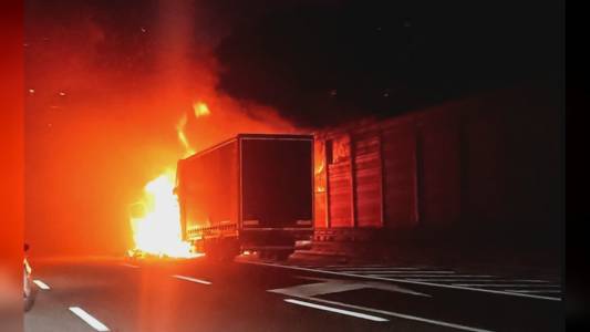 Camion prende fuoco sulla A10: traffico in tilt verso Ventimiglia. Conducente illeso 
