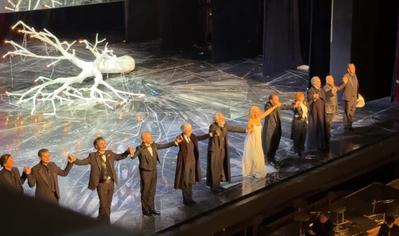 Carlo Felice: applausi per la Traviata in... bianco e nero