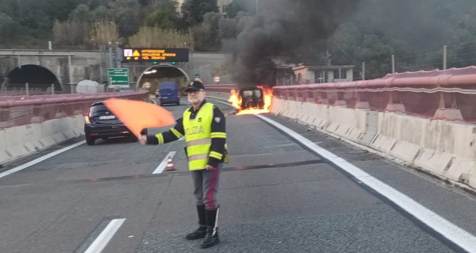 Genova: A12, veicolo in fiamme tra i caselli Nervi ed Est, traffico a lungo bloccato