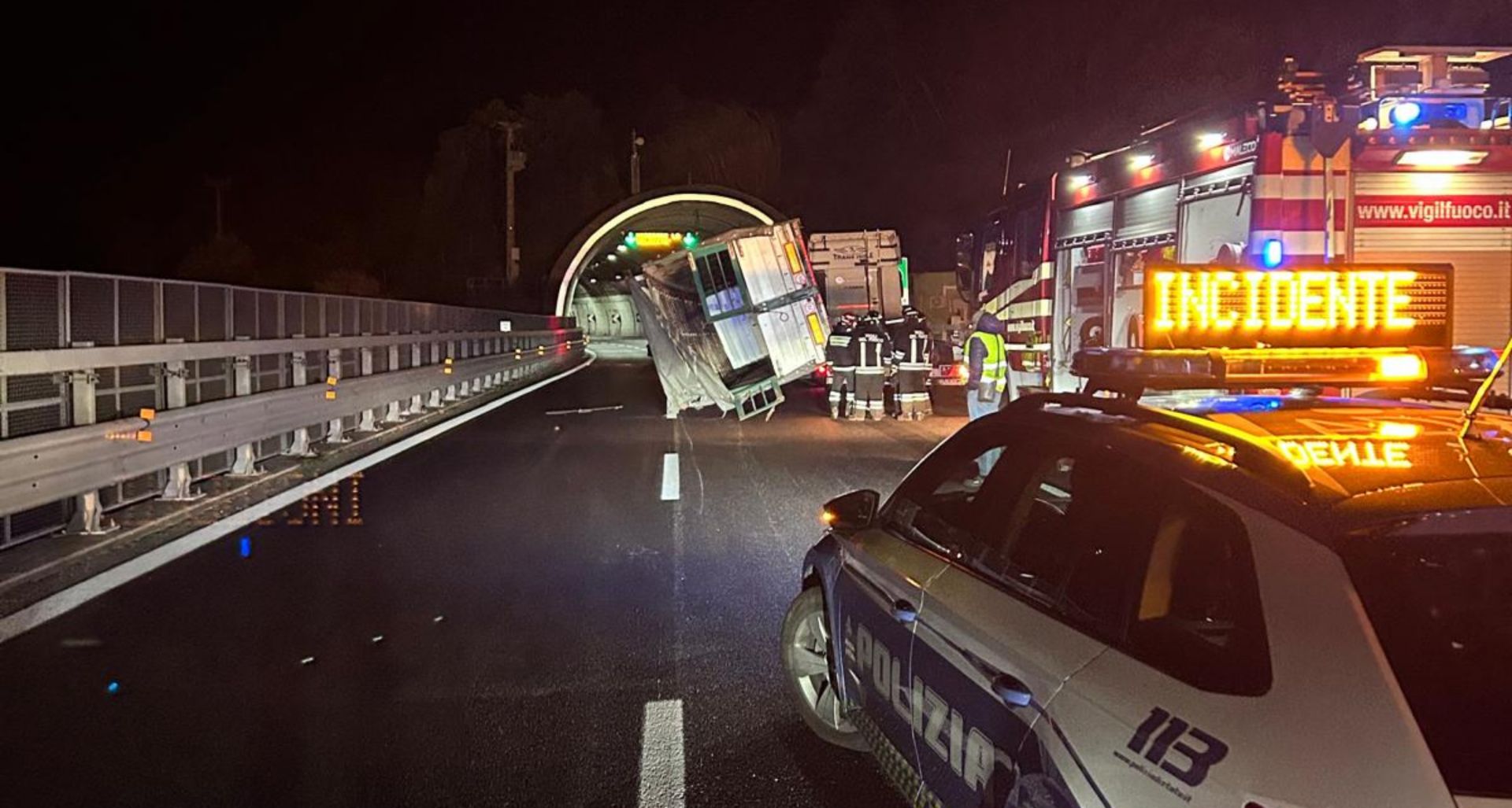 Autostrada A10 bloccata, camion ribaltato a causa del vento tra Genova e Arenzano