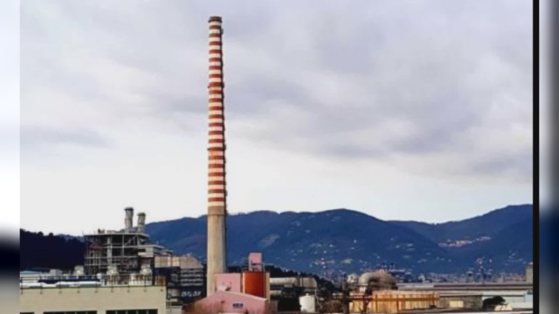 La Spezia: al via la demolizione della storica ciminiera della centrale carboelettrica