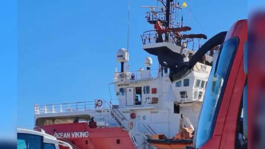 Migranti, domani l'arrivo a Genova della Ocean Viking: bambini e donne incinte sbarcano ad Olbia