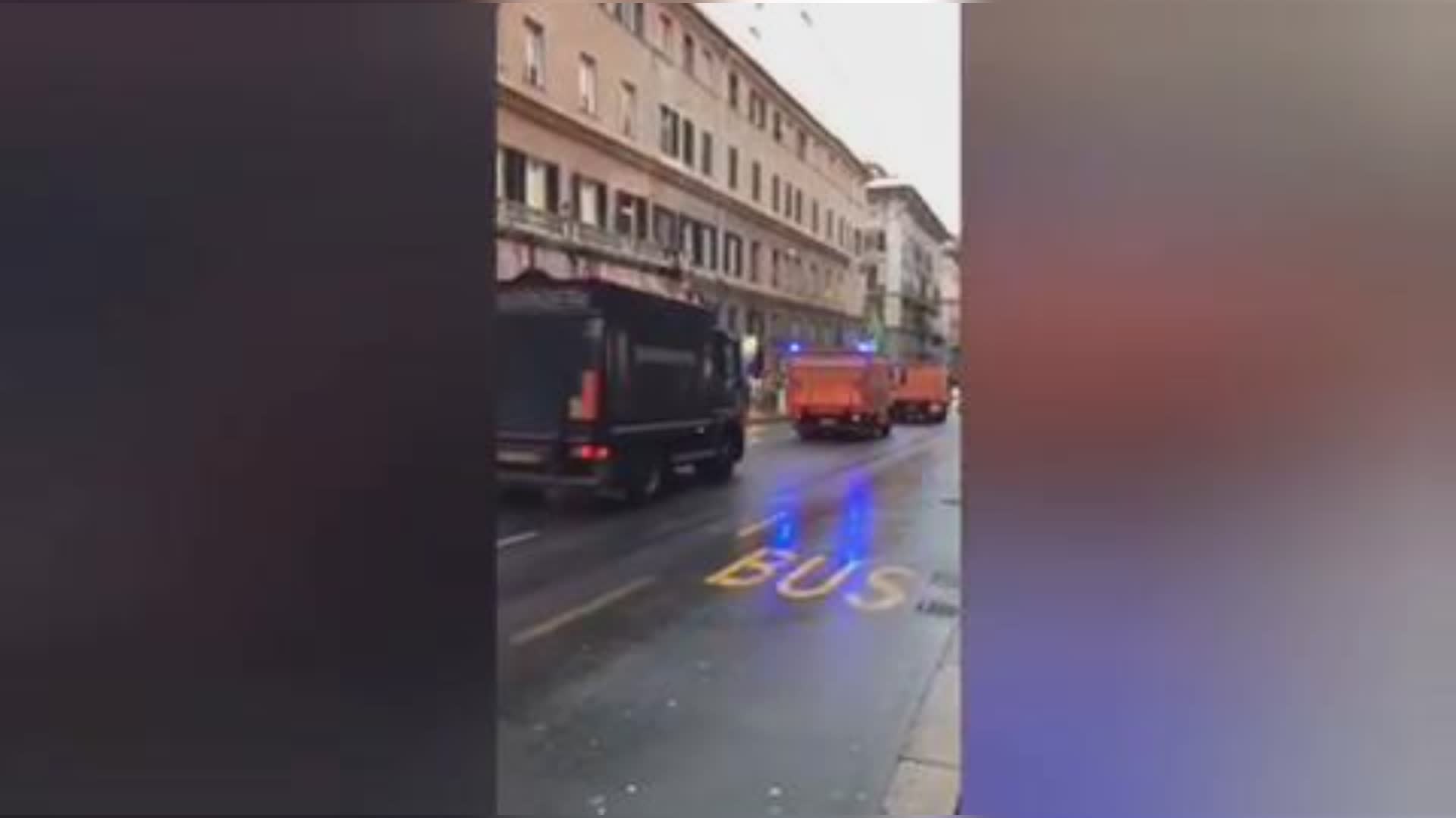 Genova: sirene e blindati, via XX bloccata per trasporto banconote da sede Bankitalia con scorta dei carabinieri (VIDEO)