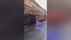 Genova: sirene e blindati, via XX bloccata per trasporto banconote da sede Bankitalia con scorta dei carabinieri (VIDEO)