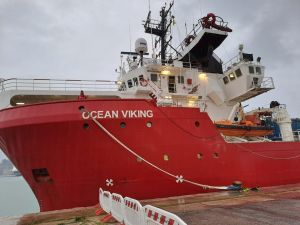 Ocean Viking attesa a Genova, donne e bambini già sbarcati in Sardegna 