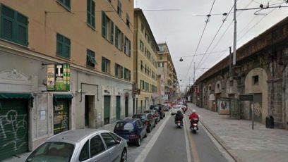 Genova, 44enne accoltellato in casa vaga ferito per strada: soccorso in codice rosso