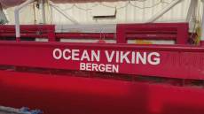 Migranti, la Ocean Vikings sbarca a Genova: a bordo 43 profughi