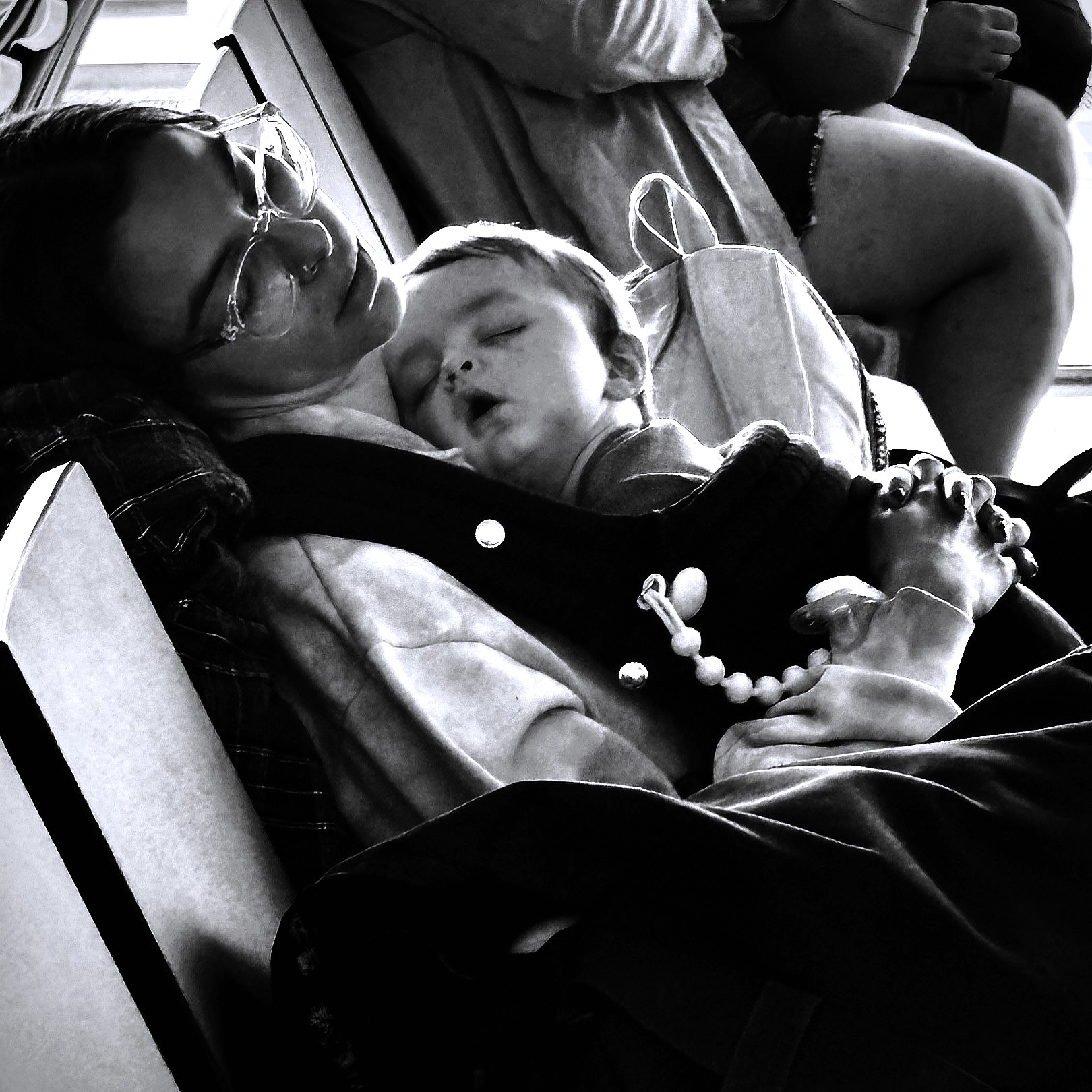 Motherhood Project, il valore della maternità e dell'abbraccio nella mostra di Alessandra Carrea