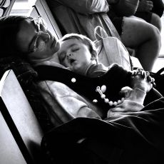 Motherhood Project, il valore della maternità e dell'abbraccio nella mostra di Alessandra Carrea