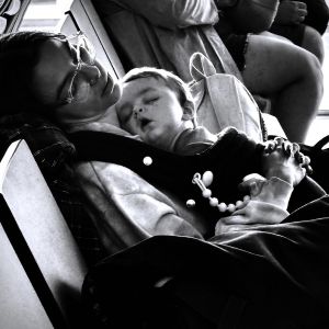 Motherhood Project, il valore della maternità e dell'abbraccio nella mostra di Alessandra Carrea