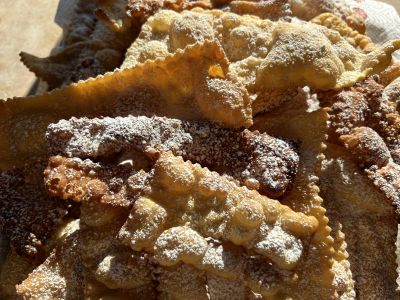 Benvenuti in Liguria con la sfida tra sindaci e la ricetta delle bugie di Carnevale 