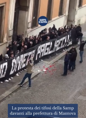 Mantova, la protesta dei tifosi della Sampdoria davanti alla Prefettura per le limitazioni alla trasferta
