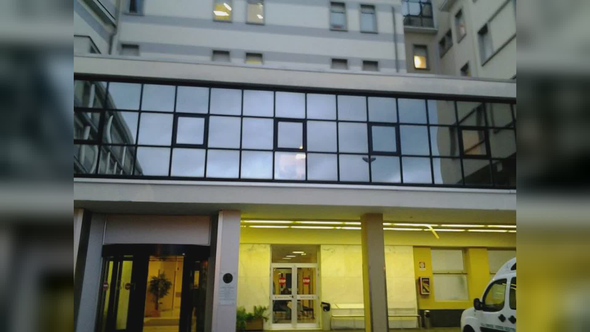 Lavagna, caos al pronto soccorso: aggressioni e barella incendiata