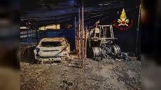 Torriglia: in fiamme nella notte due auto e un trattore, rogo spento dai Vigili del fuoco. Altro intervento a Savona: bruciate due vetture