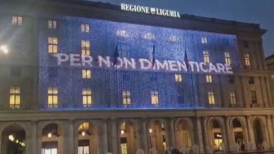 Giorno della Memoria, il ricordo sulla facciata del Palazzo della Regione