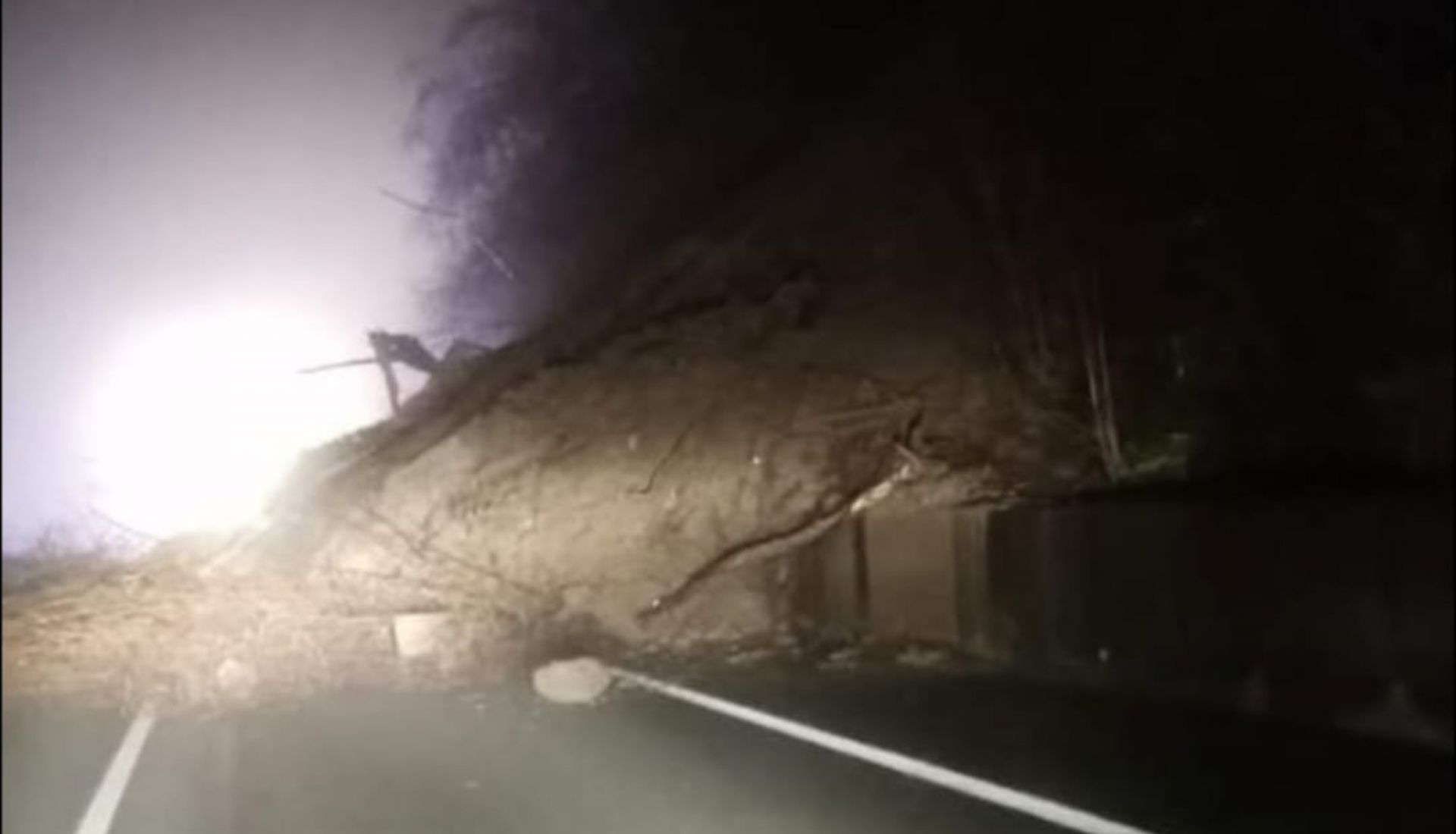 Passo dei Giovi, frana sulla Statale 35: strada interrotta, un ferito