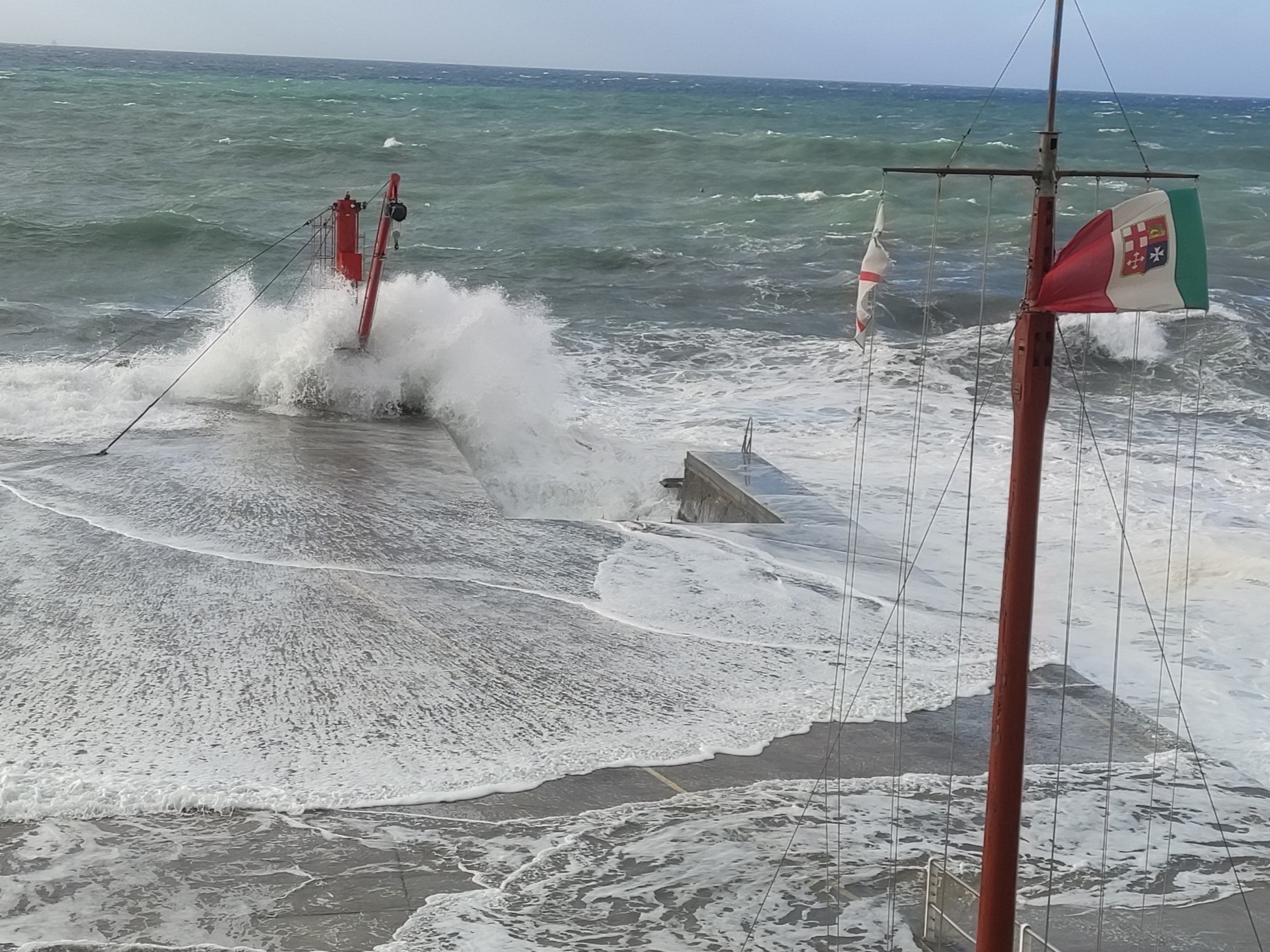 Forte vento e mareggiata sulla Liguria, le onde 'divorano' le coste genovesi (video)