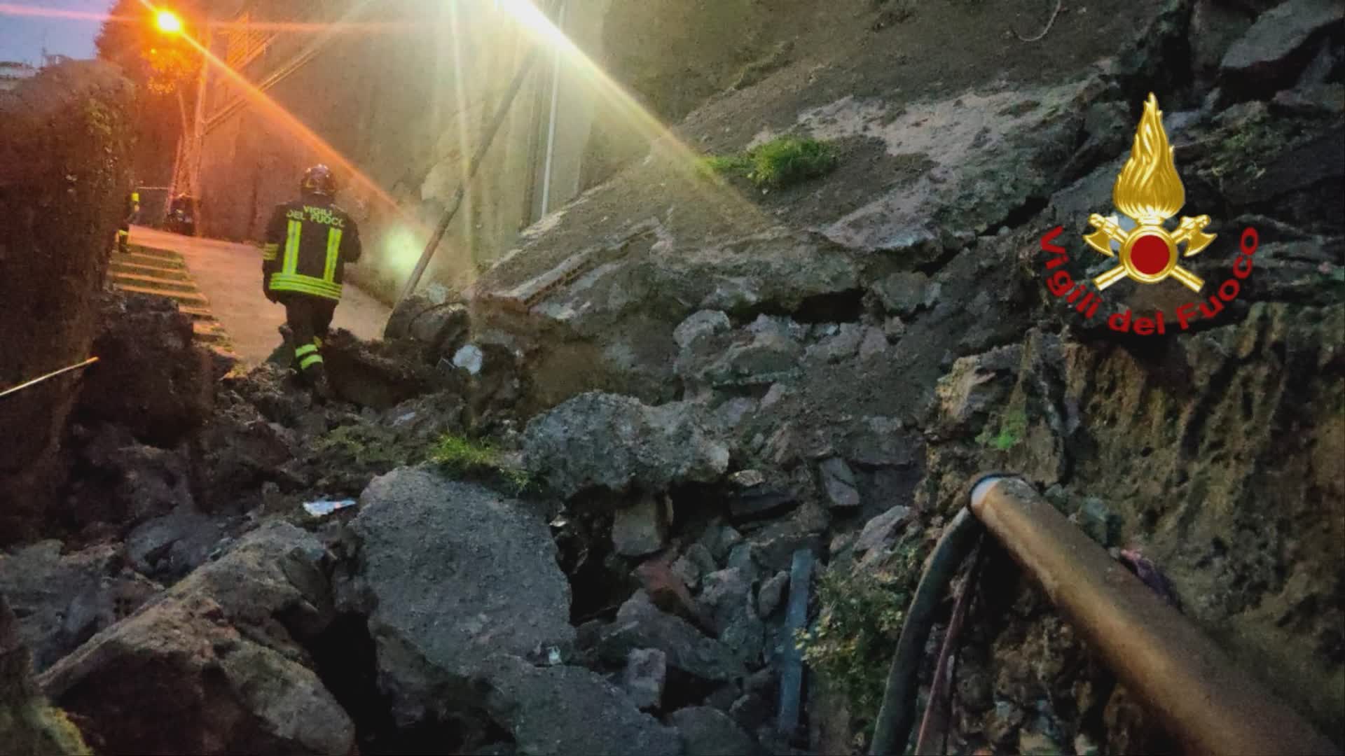Genova, crolla muro in via dei 5 Santi: nessun ferito, due famiglie evacuate