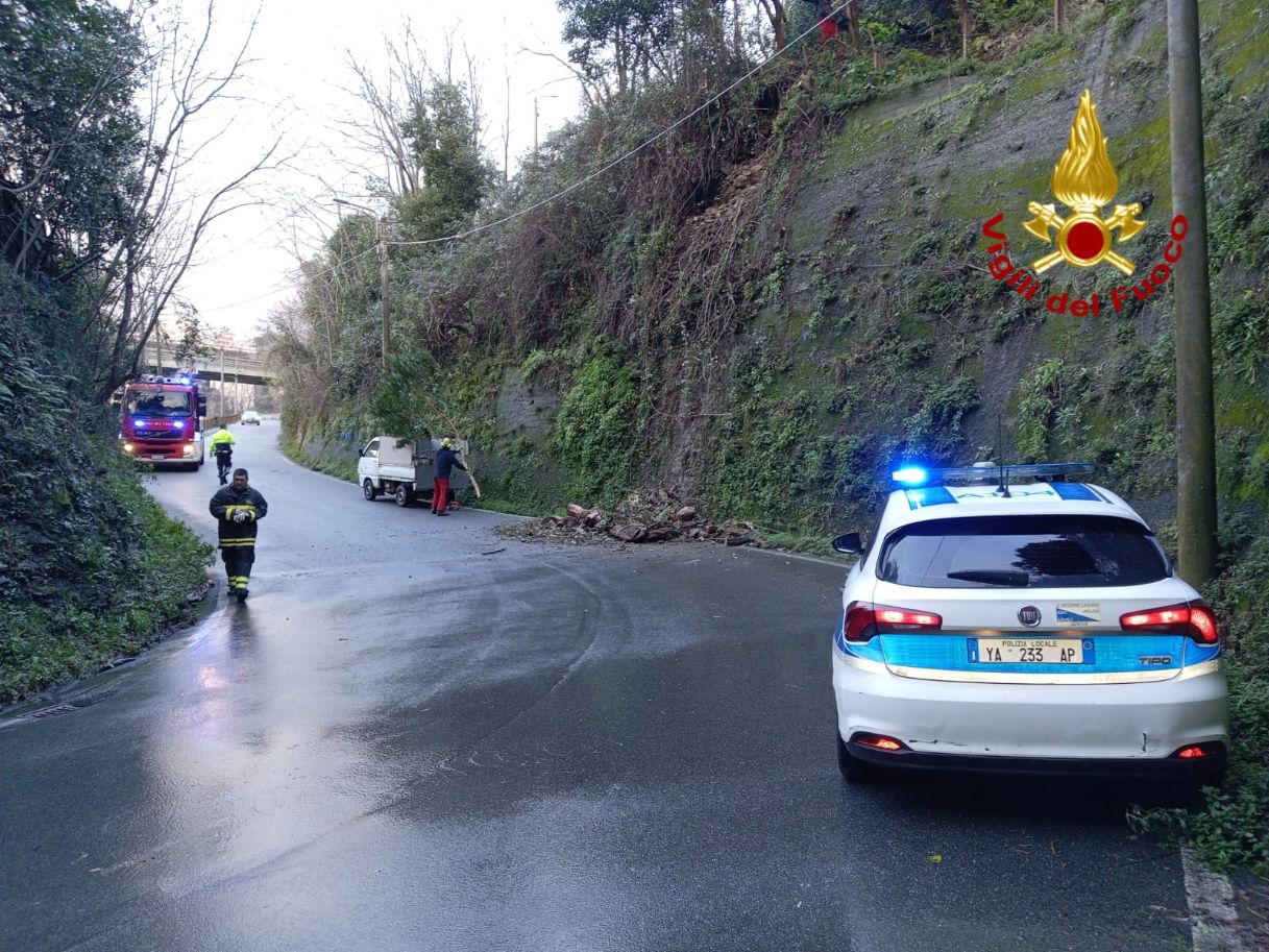 Genova: massi sulla strada al Garbo, intervenuti i Vigili del fuoco