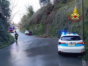 Genova: massi sulla strada al Garbo, intervenuti i Vigili del fuoco