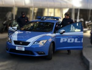Genova, aggredisce e molesta la dipendente di un bar: denunciato e daspato un 47enne