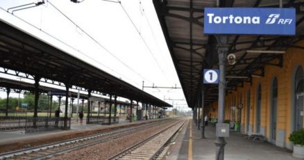 Tortona, 19enne ucciso a coltellate davanti alla stazione: cercava di difendere il suo monopattino