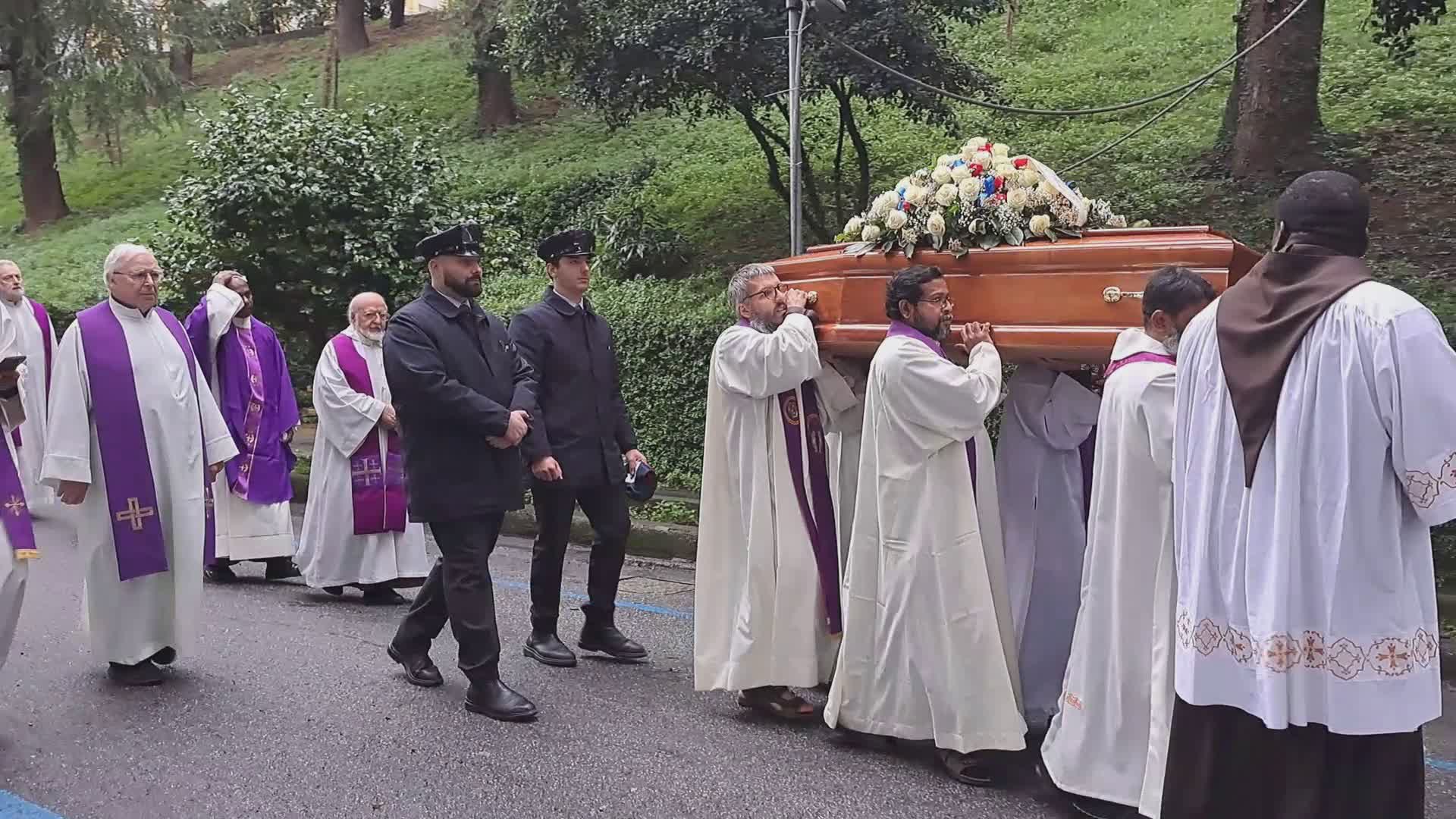 Genova, al funerale di padre Mauro chiesa gremita e il saluto di Angela dei Ricchi e Poveri