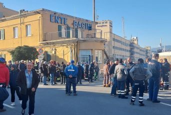 Incidente mortale nel porto di Genova, un migliaio di lavoratori in corteo fino alla Prefettura. Incontro per sicurezza sul lavoro