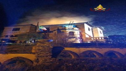 Busalla, notte di fuoco in una villetta: tetto distrutto, Vigili del Fuoco al lavoro per ore