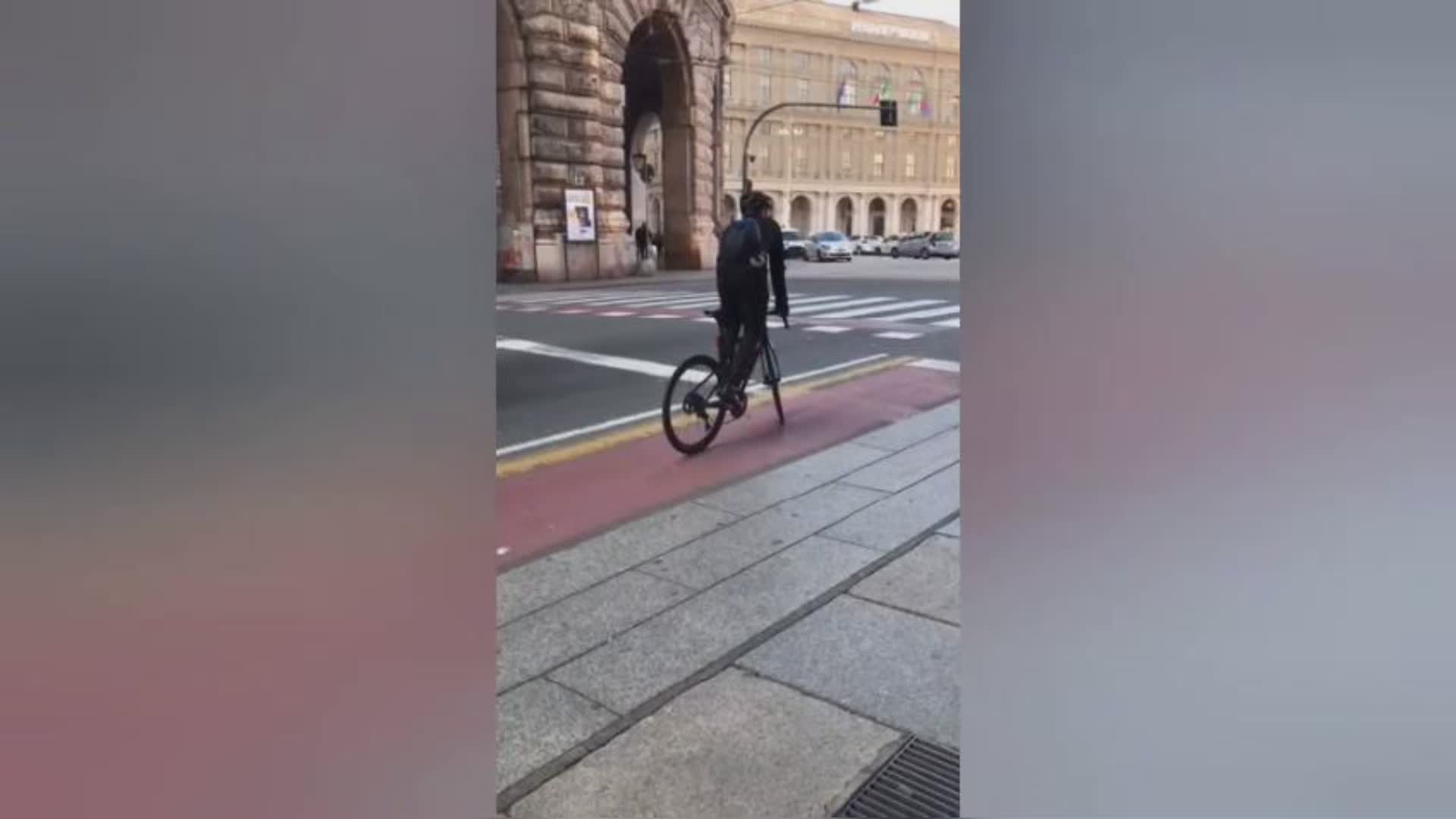 Genova: surplace al semaforo di via XX Settembre, il virtuosismo di un ciclista urbano (VIDEO)