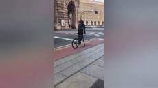 Genova: surplace al semaforo di via XX Settembre, il virtuosismo di un ciclista urbano (VIDEO)